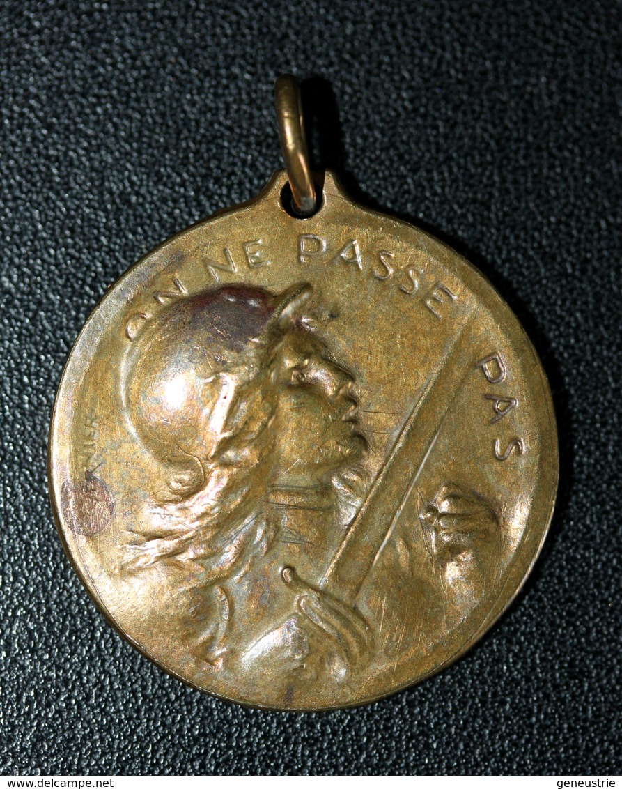 WWI - Beau Pendentif Médaille De Bronze De Poilu - Journée "On Ne Passe Pas / Verdun 21 Février 1916" WWI - 1914-18