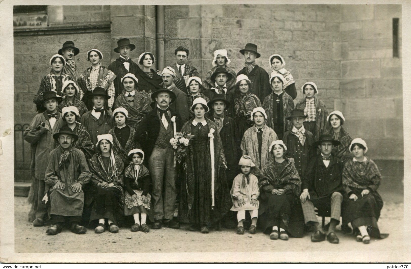 Carte PHoto D'un Groupe Folklorique Devant Un Batiment à Identifier - A Identifier