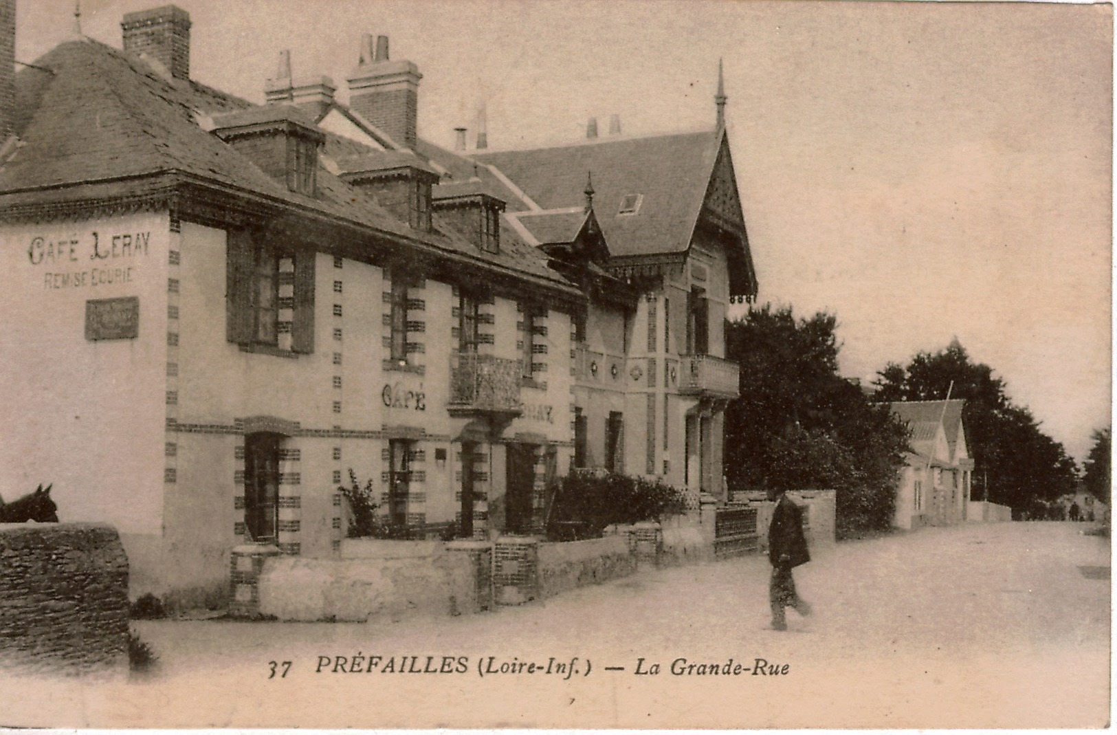 Cpa 44 PREFAILLES  La Grande-Rue , Café LERAY - Préfailles