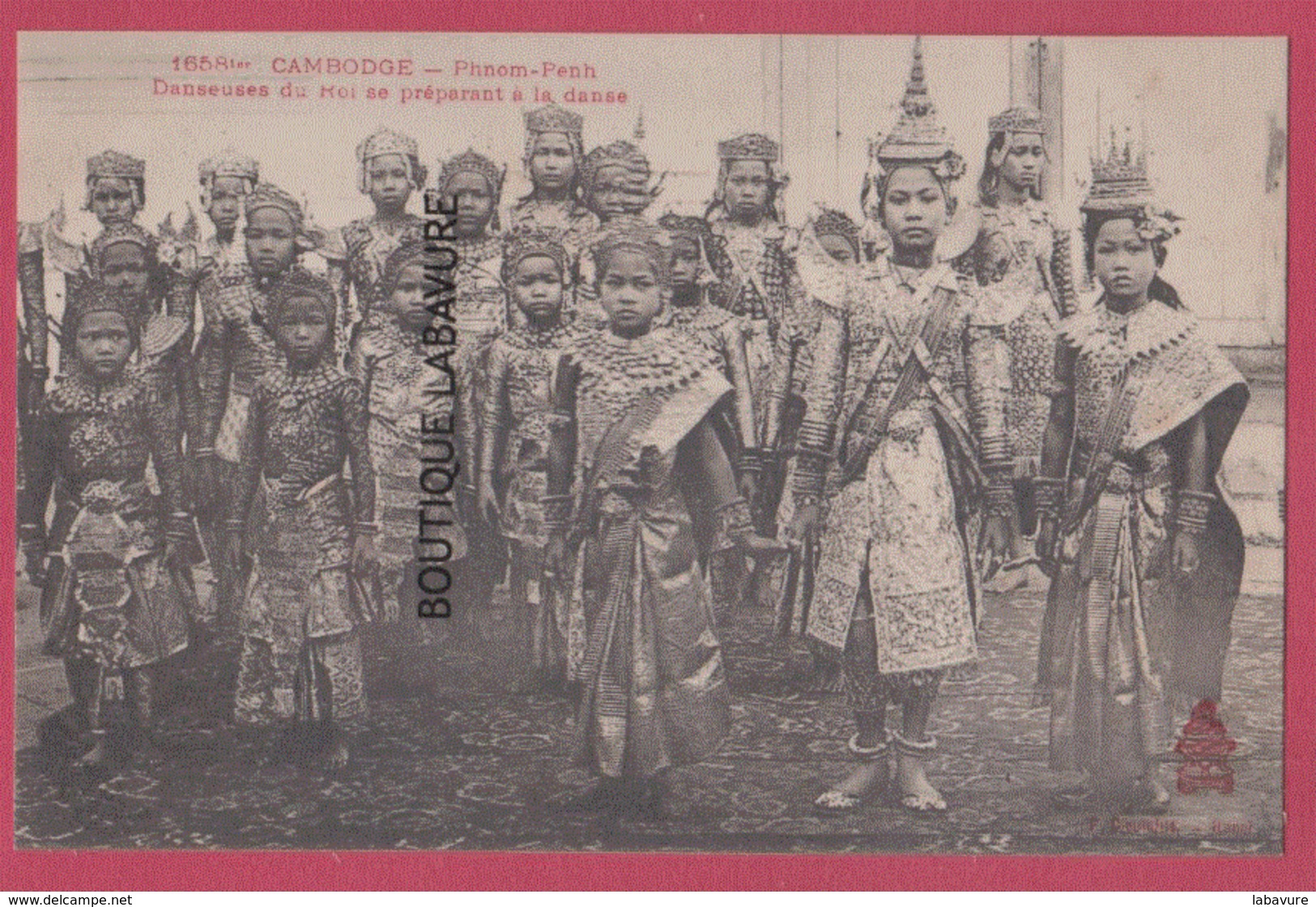 ASIE---CAMBODGE--PHNOM-PENH---Danseuses Du Roi Se Preparant A La Danse--beau Plan--animé - Cambodge