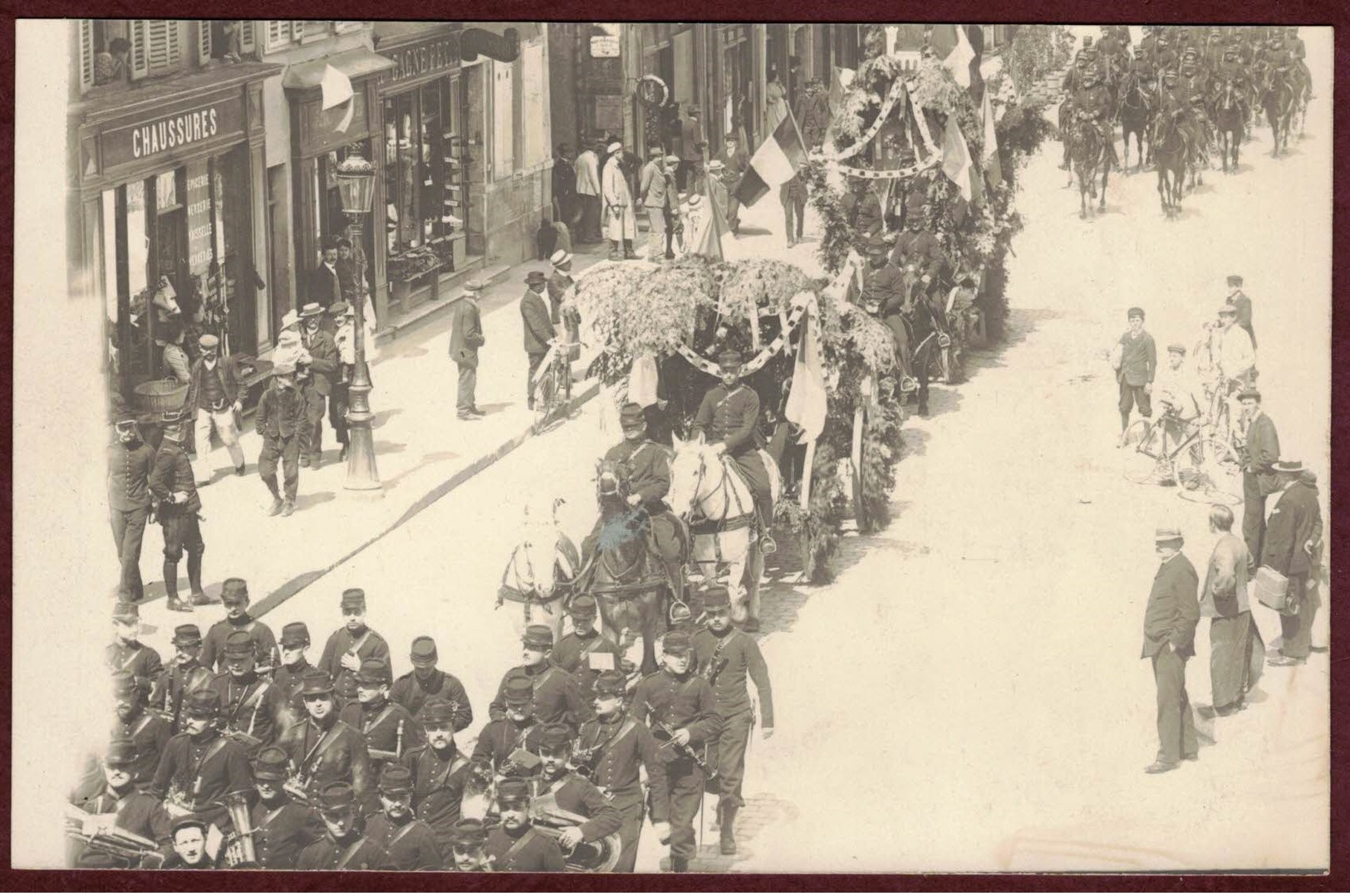 Carte Photo Militaire 9 Eme Régiment  Infanterie Pontarlier  Défilé  Char Fleuri  PONTARLIER - War 1914-18