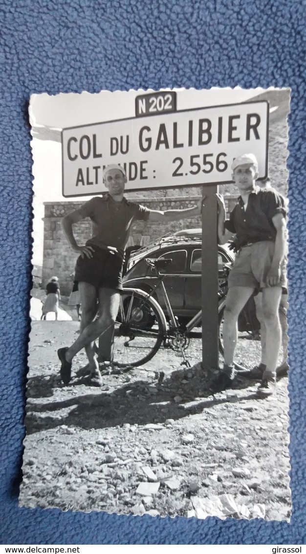 PHOTO CYCLISME VELO COL DU GALIBIER 2556 M  VOITURE COCCINELLE VOLKSWAGEN ANIMATION  NON LOCALISEE - Cyclisme