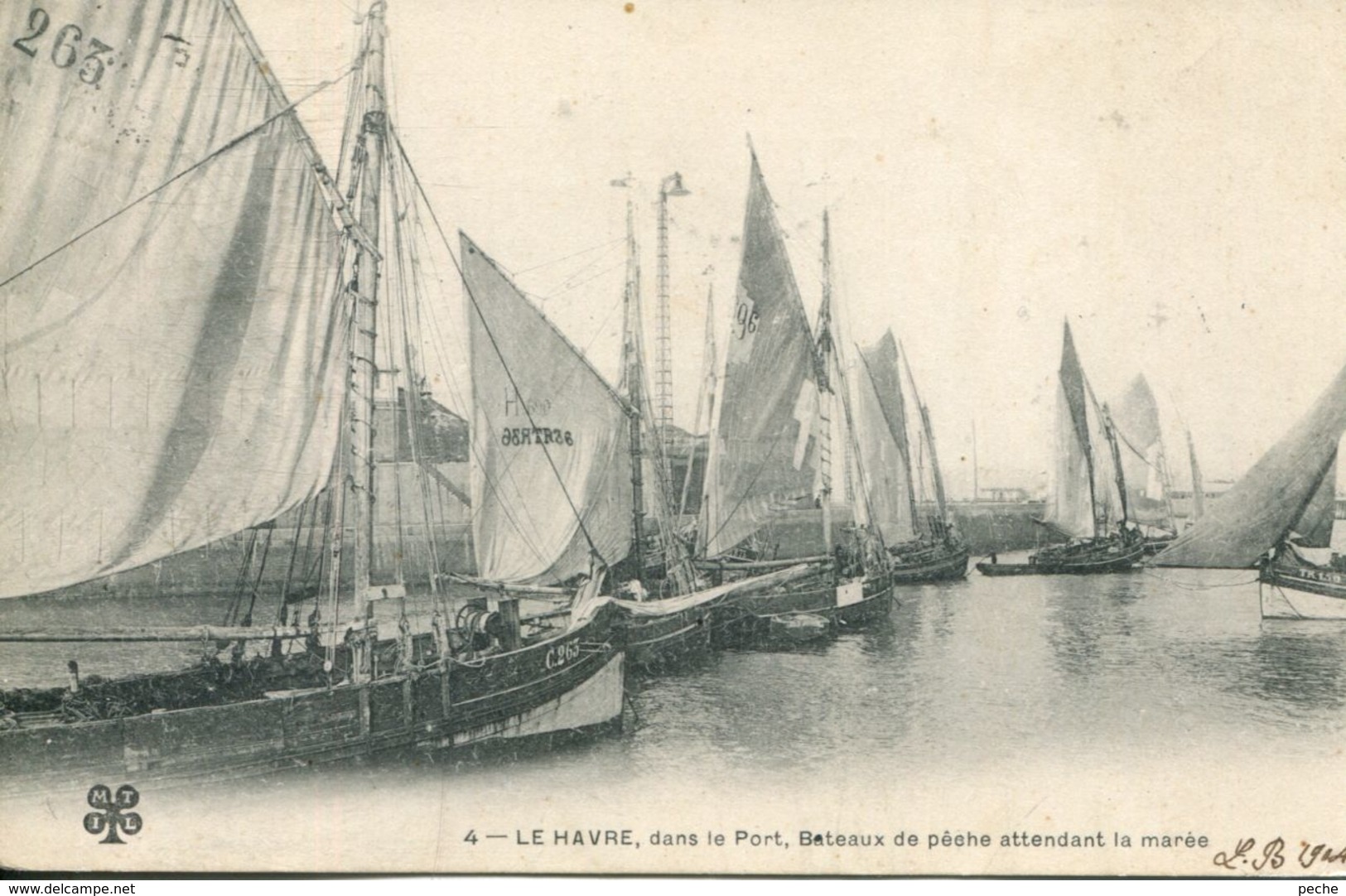 N°70140 -cpa Le Havre -dans Le Port Bateaux De Pêche Attendant La Marée- - Port