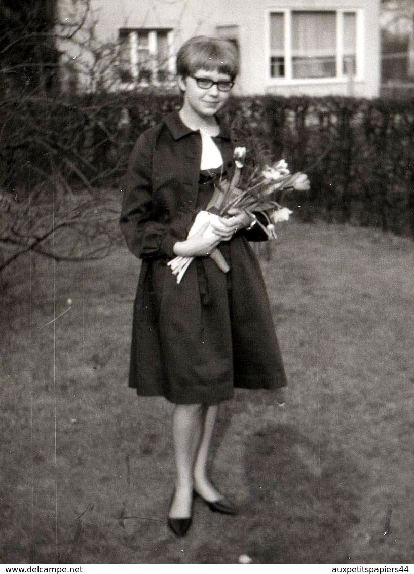 Photo Originale La Femme Des Années 1960 & Son Bouquet De Tulipes - Cheveux Courts, Lunettes & Imperméable - Pin-up