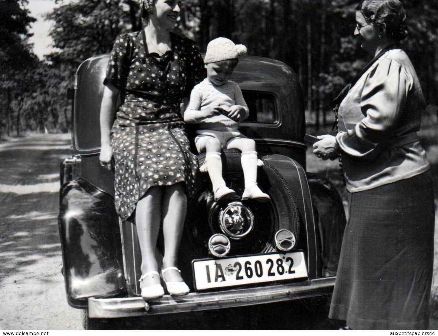 Photo Originale 3 Générations De Femmes Sur Le Coffre D'une Automobile En 1938 à Hennigsdorf ( Berlin) Allemagne - Automobiles