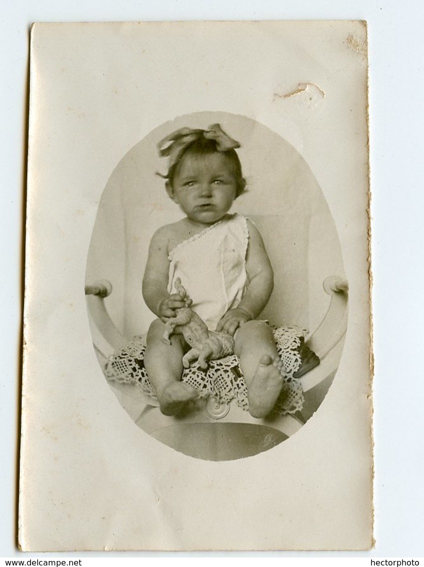 Enfant Kid Flou Blurry Portrait Bb Baby Bebe Ovale XIX 1900 ? Dentelle Pied Feet Toy Pouet Jouet Noeud Ruban Coiffure - Personnes Anonymes