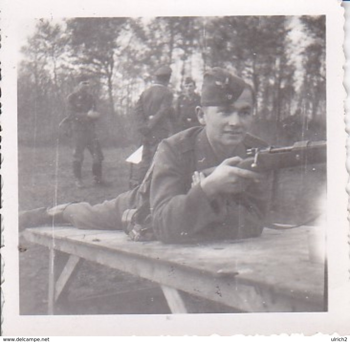 Foto Deutscher Soldat Mit Gewehr Auf Dem Schießplatz - 1944 - 5,5*5,5cm (39501) - Guerre, Militaire