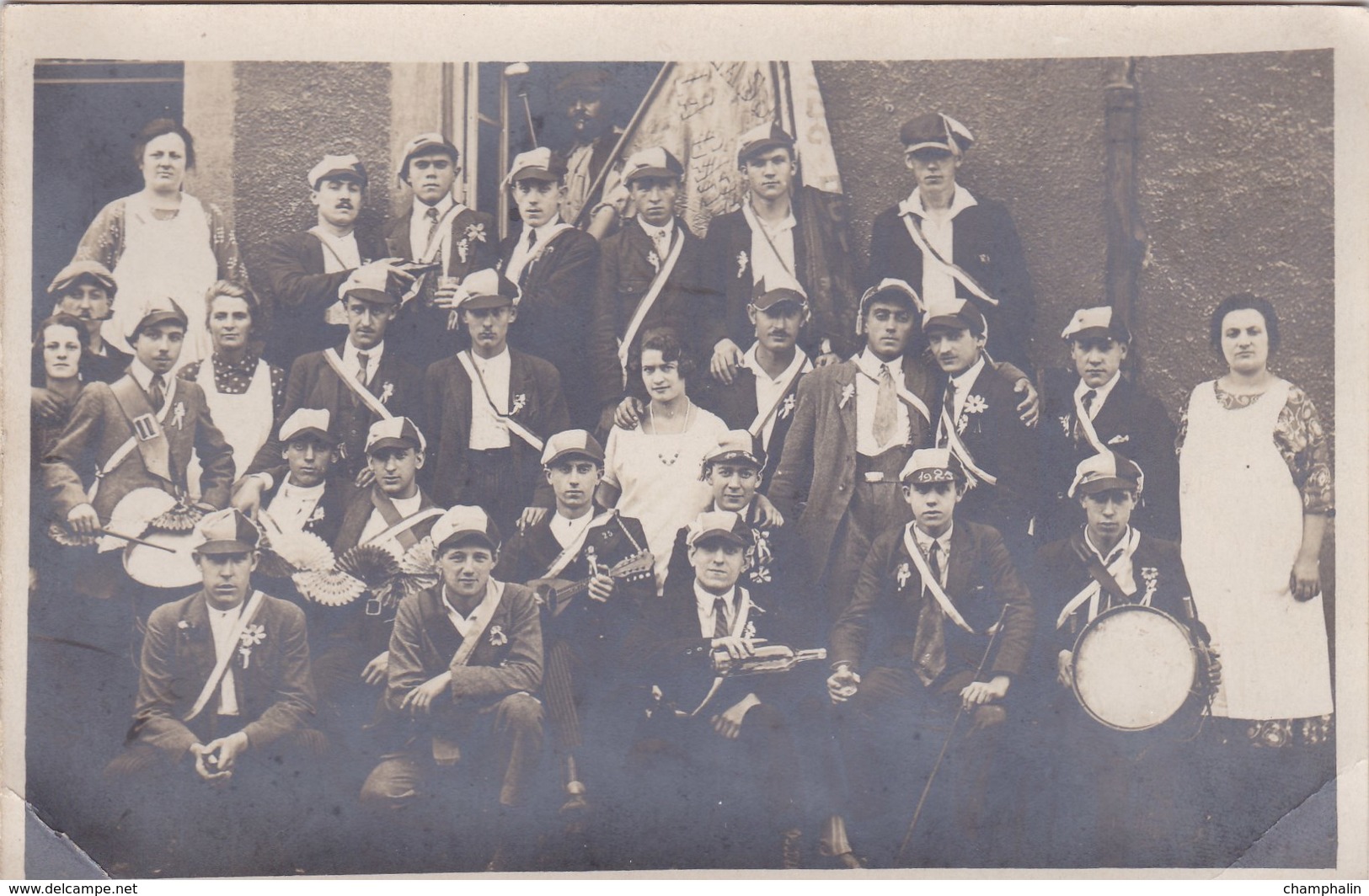 Groupe De Conscrits Avec Femmes - Classe 1925 - Lieu Non Identifié, à Situer - Région Autun (71) - Carte Photo F. Robb - Regimente