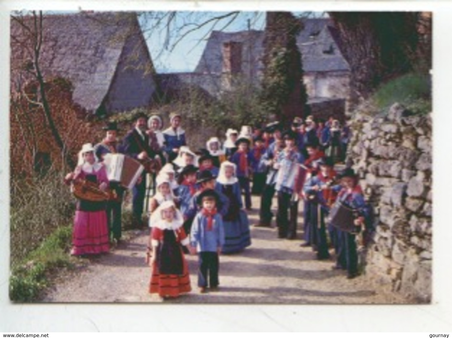 Saint Pantaleon De Larche - Les Pastoureaux De La Vallée De La Couze - Yves Lebas Folkore Limousin (cp Vierge N°18335) - Autres & Non Classés