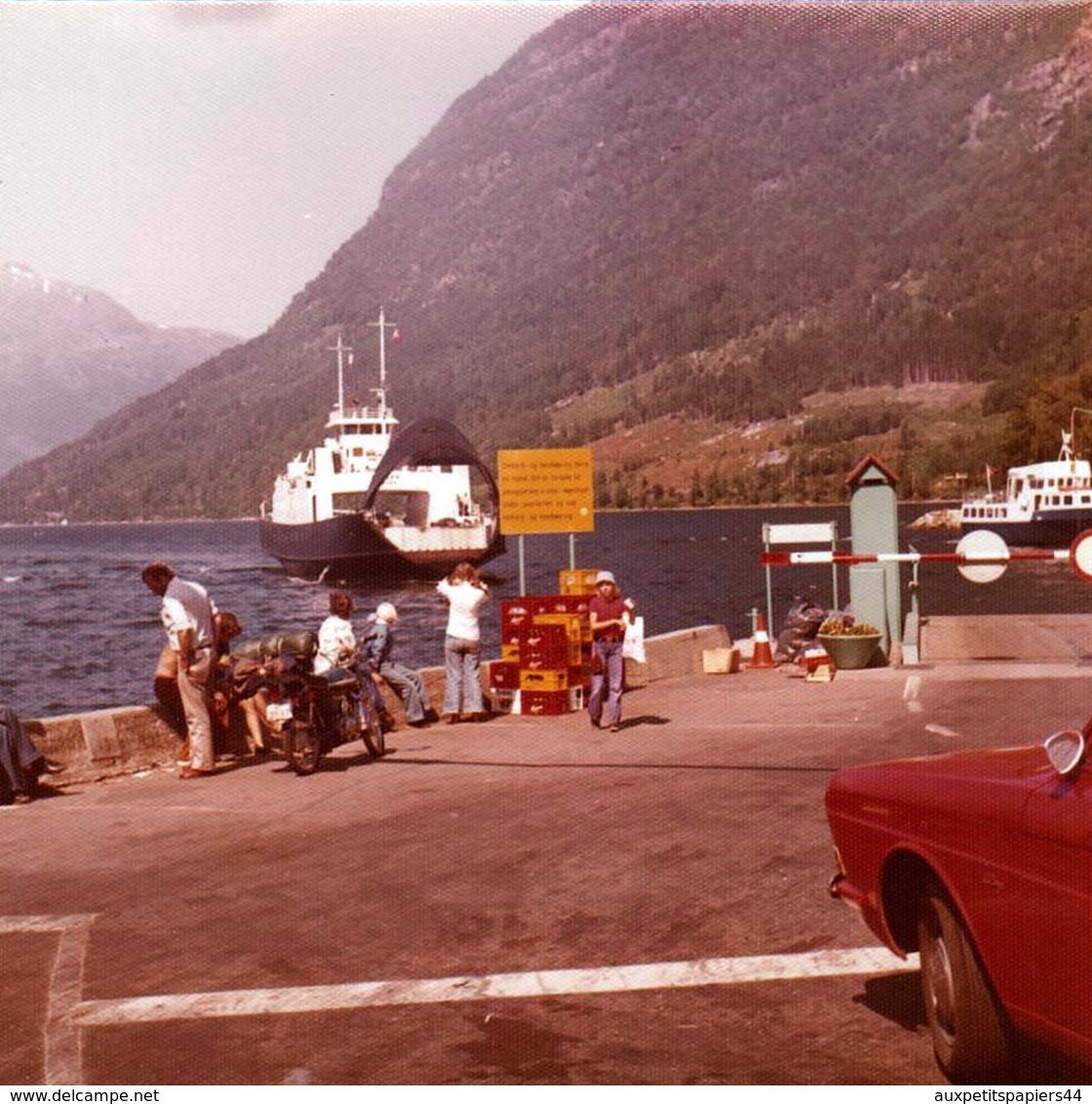 Photo Carré Couleur Originale Arrivée Du Ferry Boat Le Nez Ouvert Face Au Port Vers 1970 - Bac - Bateaux