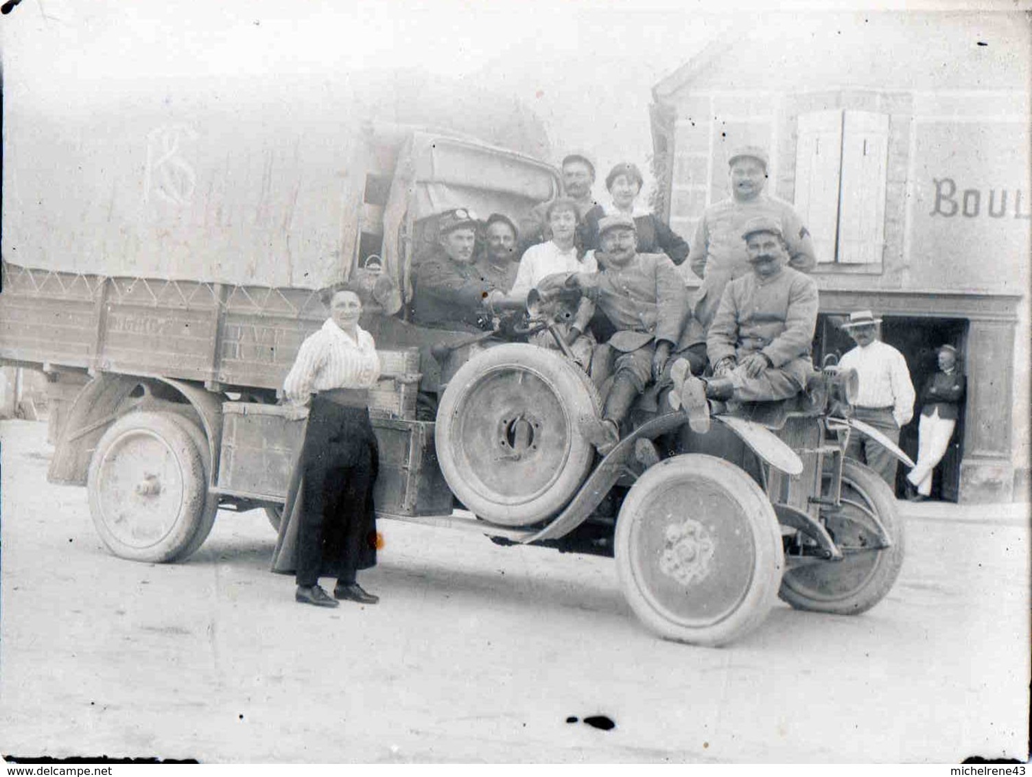 CARTE PHOTO CAMION MILITAIRE RVF  ( ROCHET SCHNEIDER ) Devant Une Boulangerie - A IDENTIFIER - Autres & Non Classés