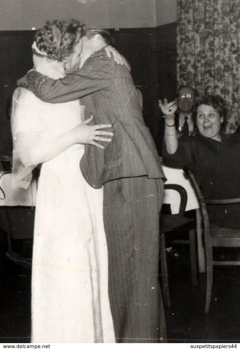 2 Photos Originales Mariage Et Euphorie Autour Du Baiser Langoureux Du Couple De Mariés Vers 1960/70 - Personnes Anonymes