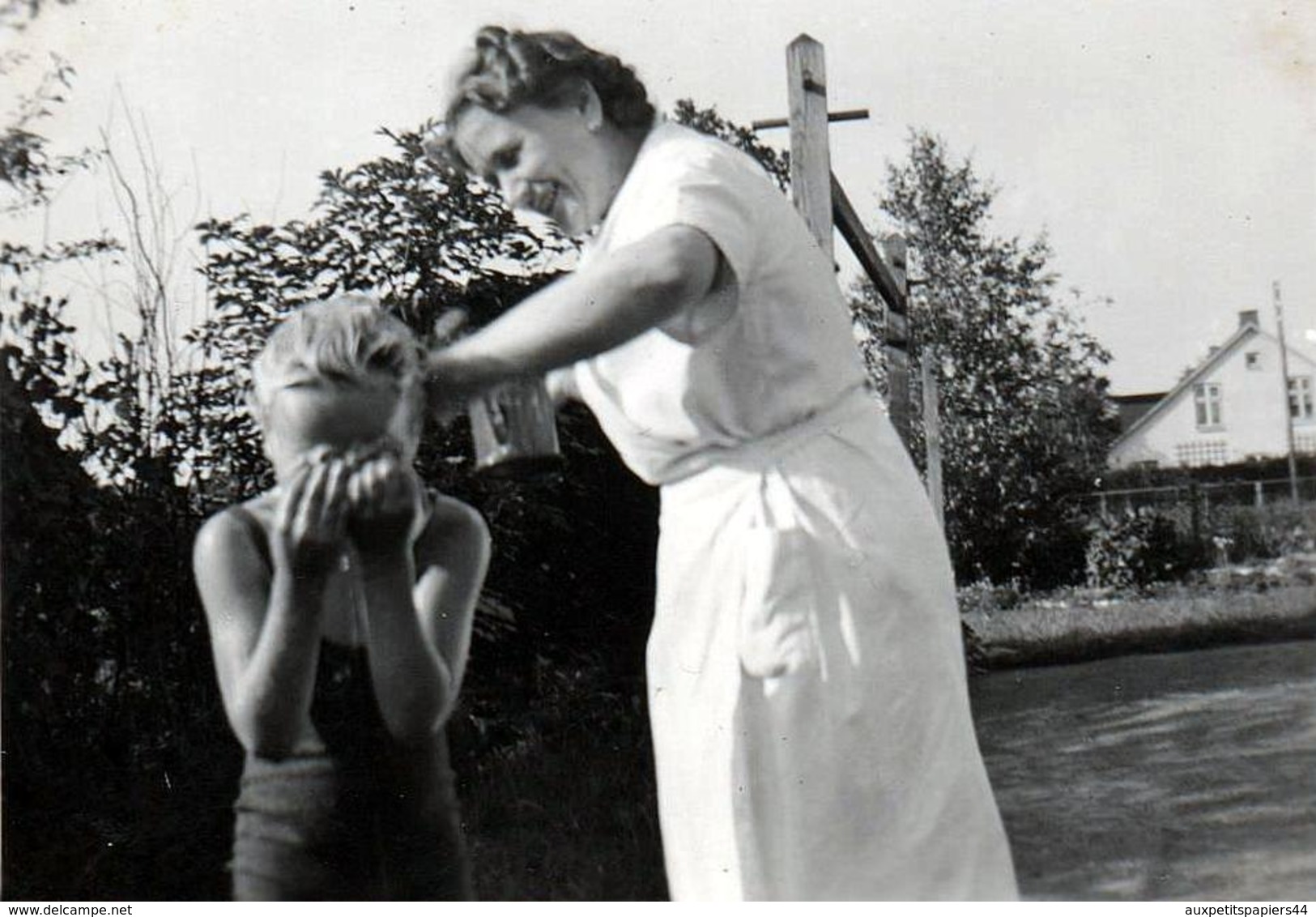 2 Photos Originales Douche Plein Air En Extérieur En 1944, Attention Les Yeux, Après Le Savonnage, Je Rince ! - Personnes Anonymes