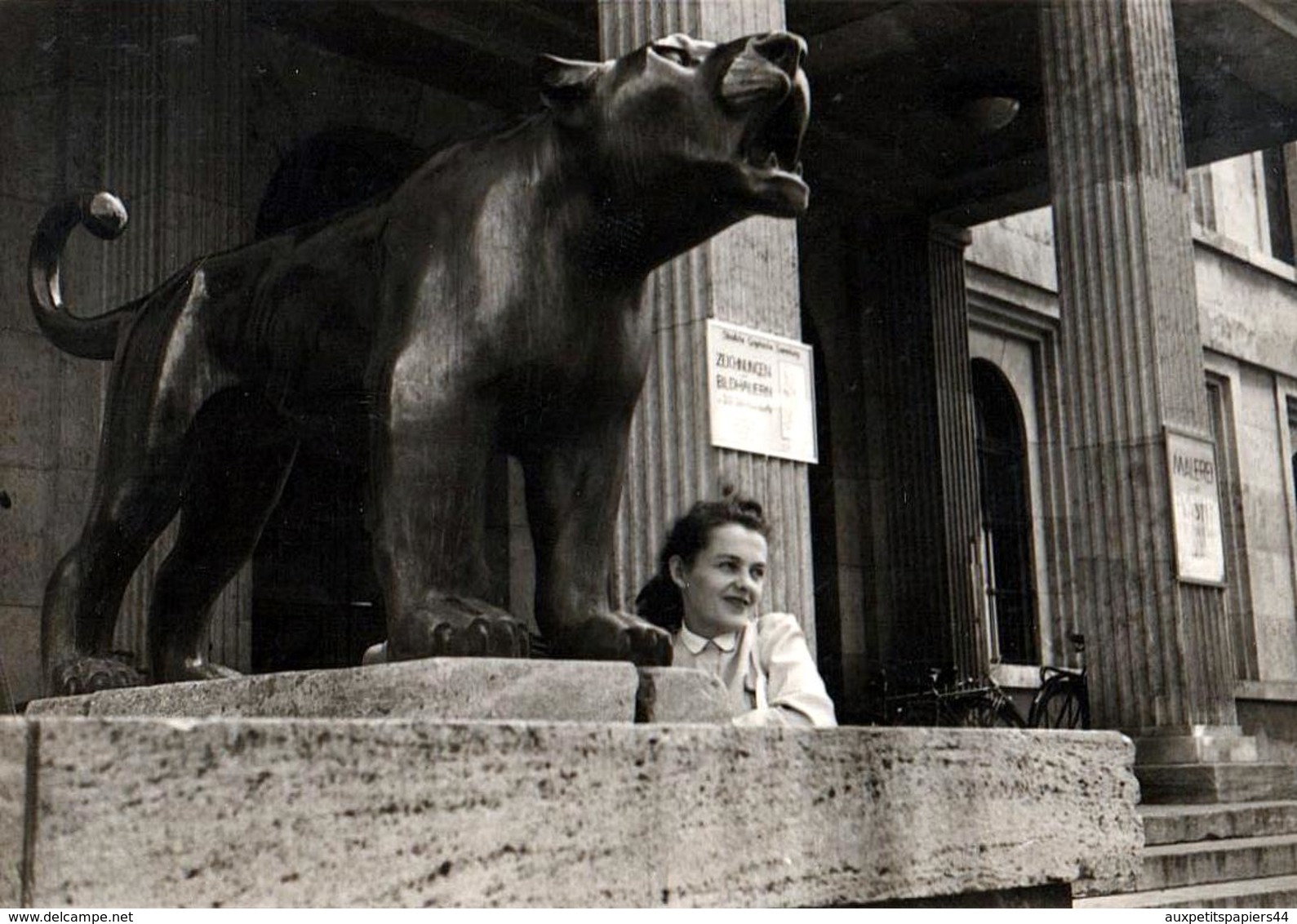 Photo Originale Portrait De Panthère Contre Panthère Statue Vers 1940 - Pin-up