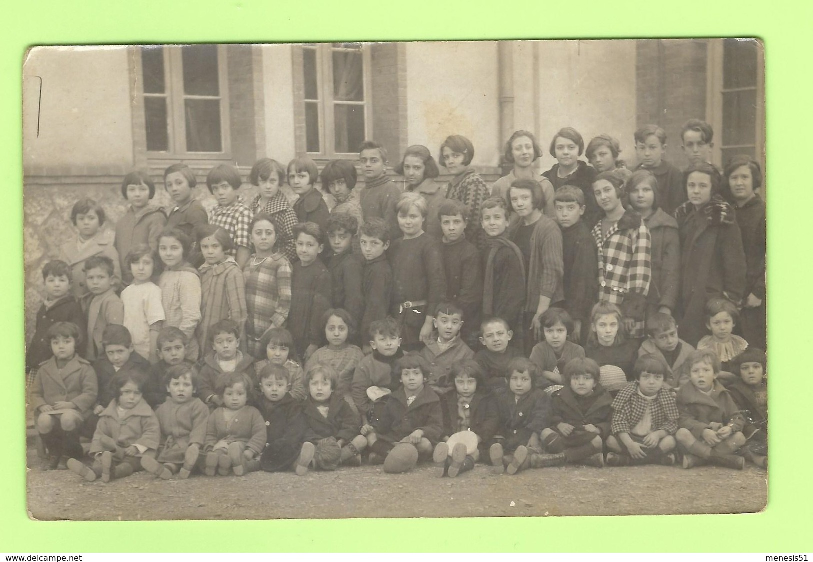 CPA Carte Photo De Classe  L'ECOLE D'AUTREFOIS - Groupe D'élèves Dans Leurs Habits Du Dimanche Années 20 - To Identify