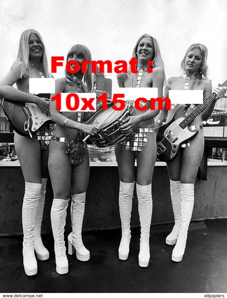 Reproduction Photographie Ancienne D'un Groupe De Musique De 4 Jeunes Femmes Les Seins Nus, Bottes Blanches En 1974 - Autres & Non Classés