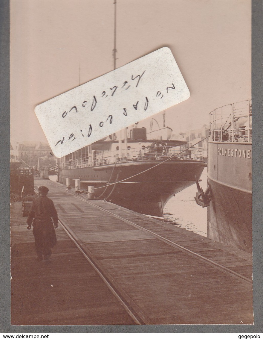 LE FOLKESTONE à Quai (  Photo Cartonnée 8 Cm X 11 Cm ) - Boats