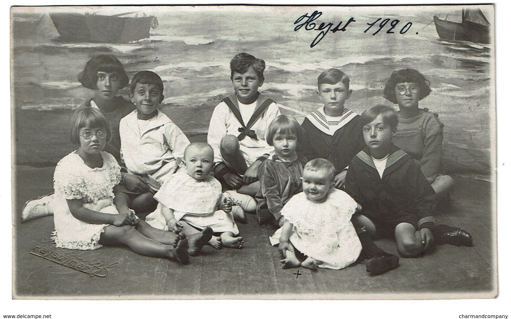 Carte Photo 1920 - Heyst S/ Mer - Faux Fond - Surréalisme - Groupe D'enfants - Voir Cachet Photographe - 3 Scans - Heist