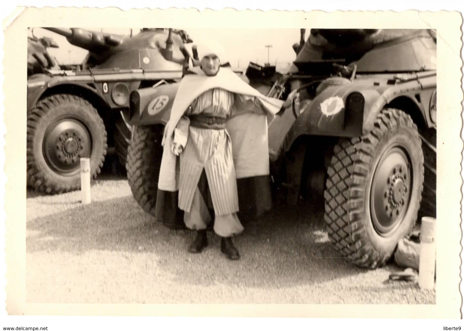Tankiste 1961 Avec Cape - Militaire Armée D Afrique ? Zouave ? Tirailleur ? Conducteur Du Char Photo C.9x6cm - Guerre, Militaire