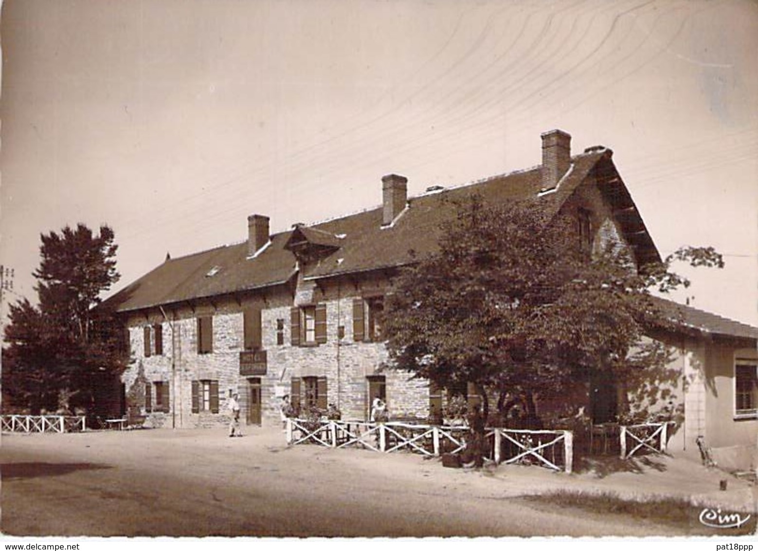 35 - LES FORGES De PAIMPONT : L'Hotel ( Bon Plan Extérieur ) CPSM Dentelée Noir Blanc Format CPA - Ille Et Vilaine - Autres & Non Classés