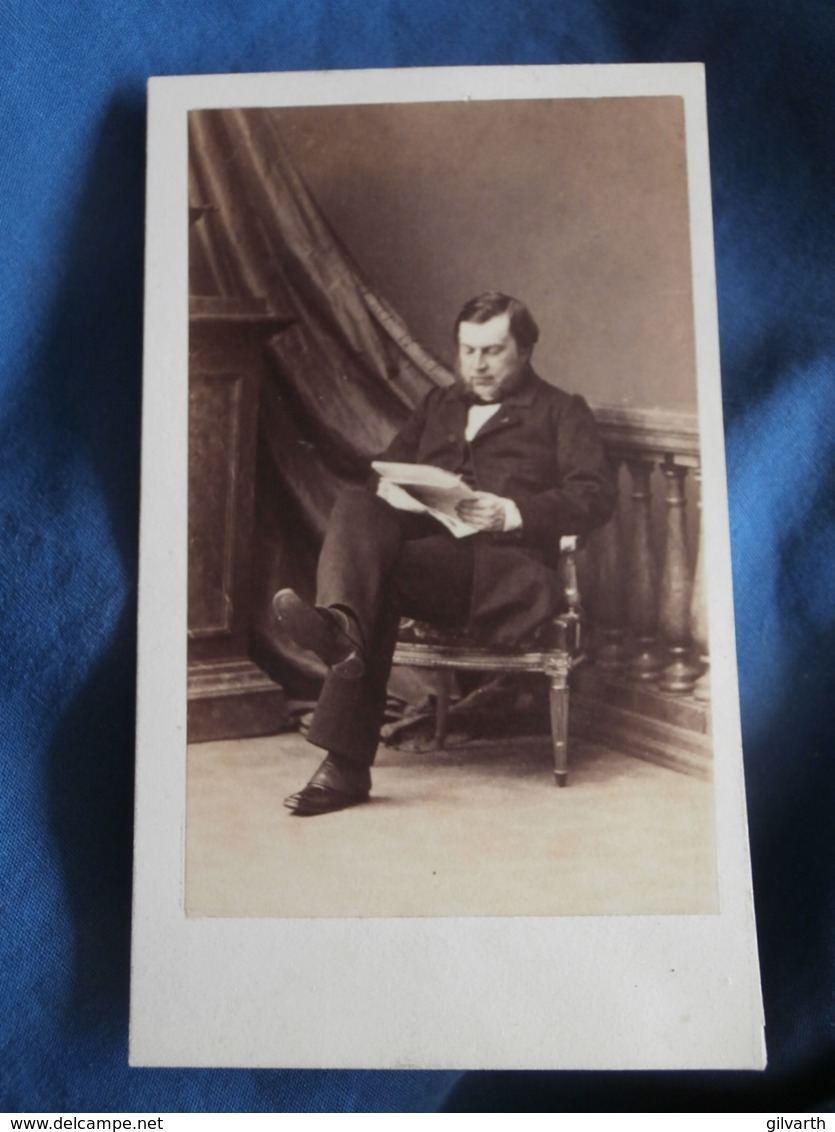 Photo CDV Disderi Bd Des Italiens Paris  Homme élégant Assis Lisant Un Journal  Sec. Empire  CA 1865 - L337 - Anciennes (Av. 1900)
