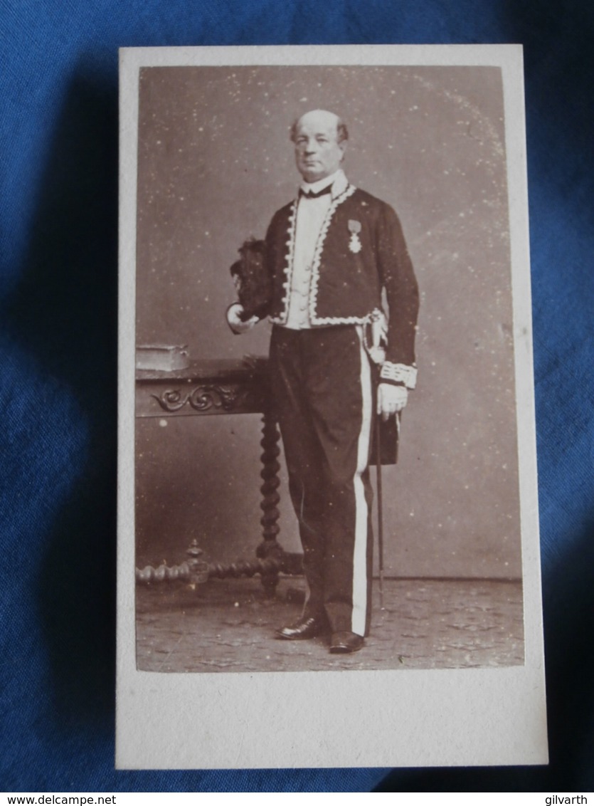 Photo CDV Petit à Amiens  Académicien, Sous Prefet Ou Haut Fonctionnaire Légion D'Honneur  Sec. Empire  CA 1860 - L337 - Anciennes (Av. 1900)