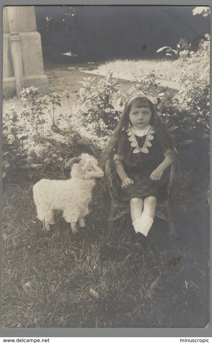 CPA Petite Fille Avec Une Chèvre En Jouet - Carte Photo - Jeux Et Jouets