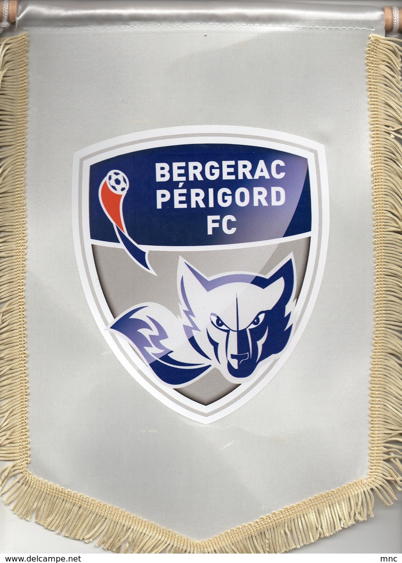 Grand  Fanion Du BERGERAC PERIGORD FC - Habillement, Souvenirs & Autres
