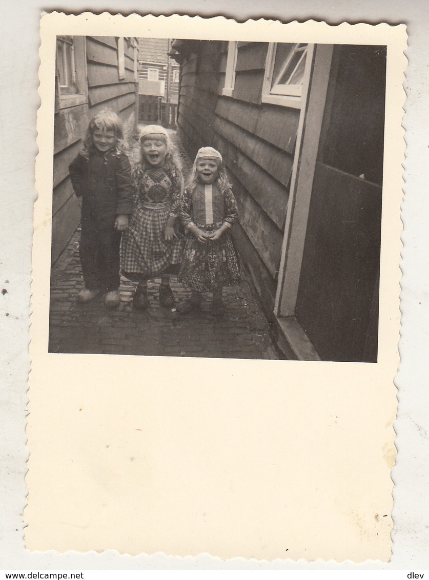 Marken - Kinderen - 1954 - Foto Formaat 6.5 X 9.5 Cm - Anonieme Personen