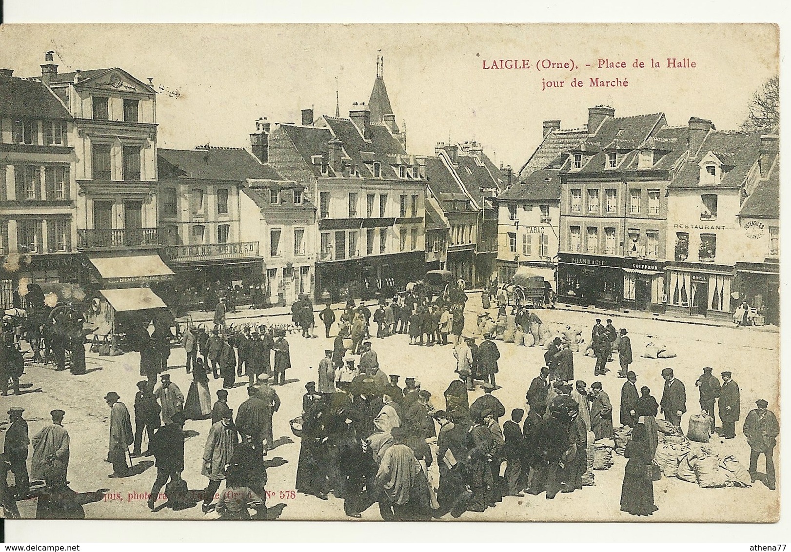 61 - LAIGLE / PLACE DE LA HALLE UN JOUR DE MARCHE - L'Aigle