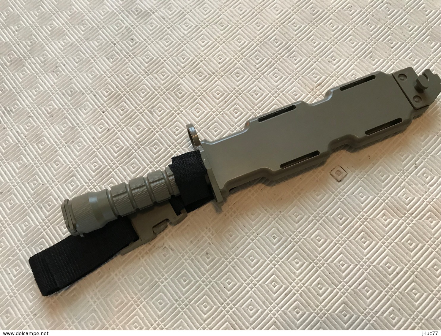 Baïonnette M9 D'airsoft En Caoutchouc Avec étui Plastique TAN - Armes Neutralisées