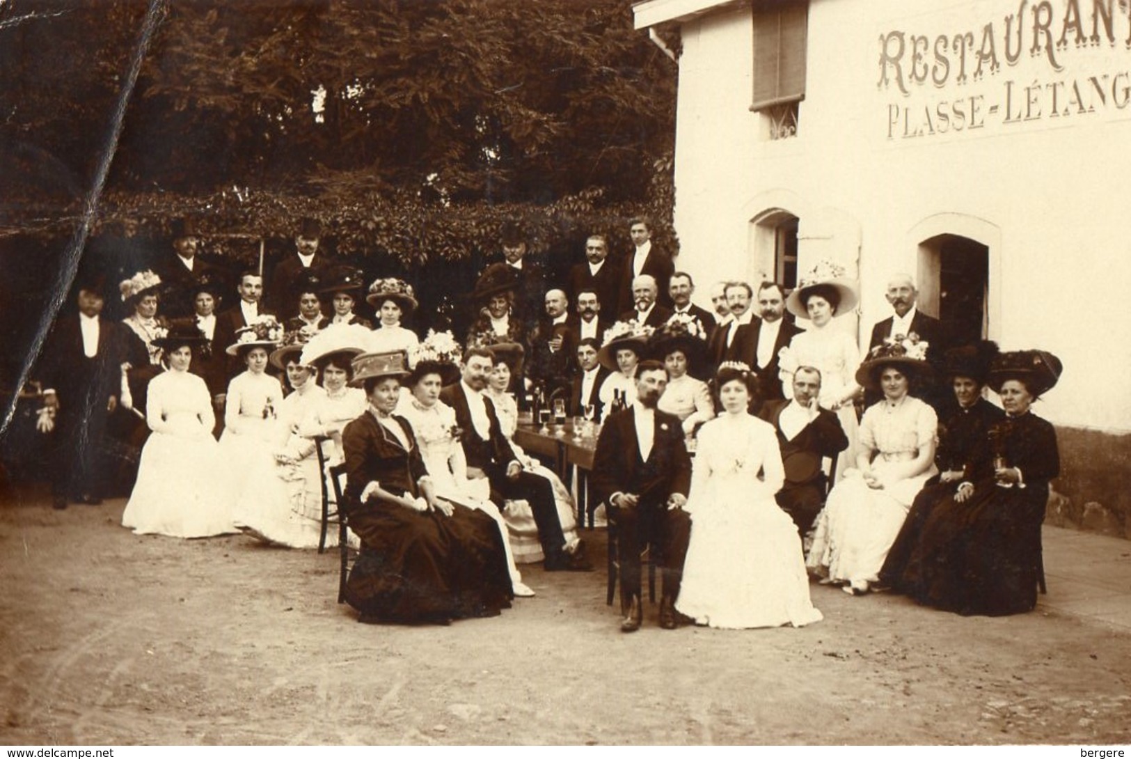 42. CPA.photo.RIORGES.  Personnages A La Terrasse Du Restaurant Plasse- Letang. 1909. Scan Du Verso. - Riorges