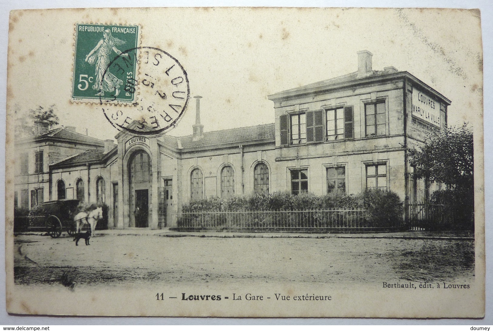 LA GARE - VUE EXTÉRIEURE - LOUVRES - Louvres