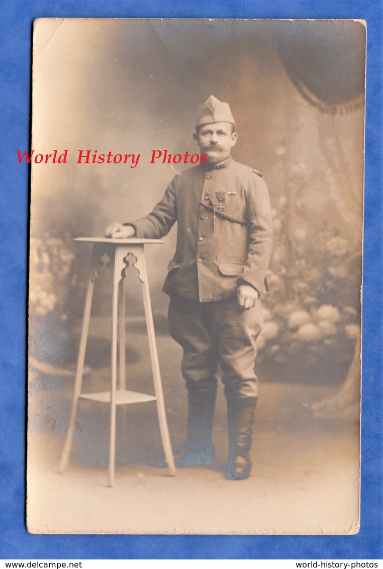 CPA Photo - Beau Portrait D'un Poilu Du 369e Régiment - Voir Uniforme & Médaille - WW1 Soldat Garçon Pose - Guerre 1914-18