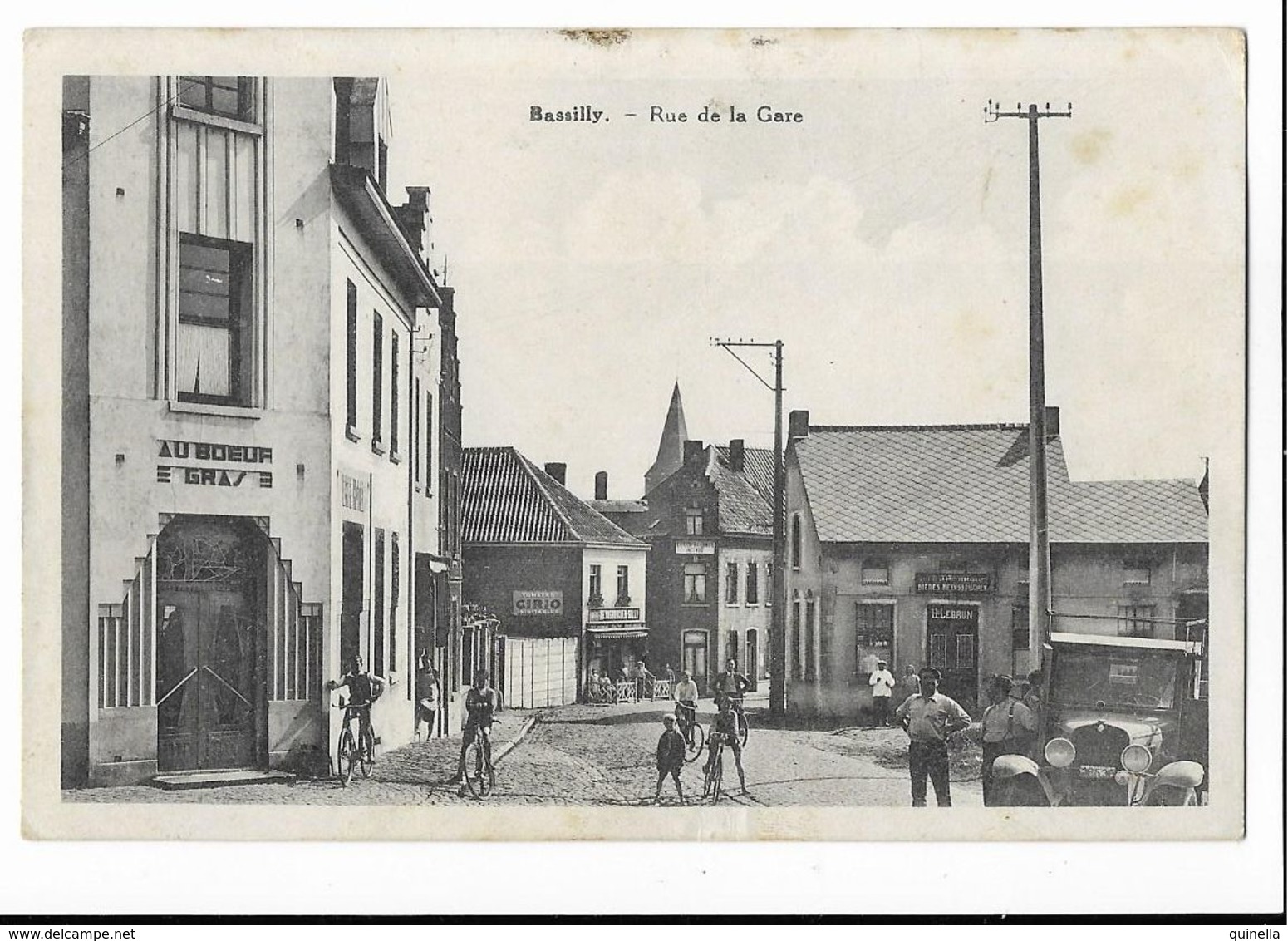 Bassilly   Vieille Automobile Et Des Enfants Avec Leur Vélo , Pres Le Commerce "au Bœuf Gras " - Silly