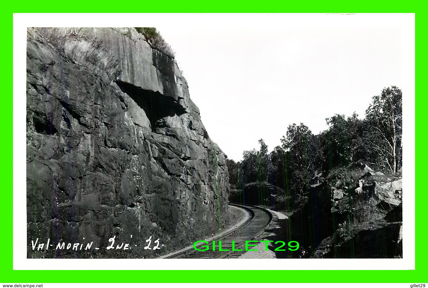 VAL-MORIN, QUEBEC - VUE DE LA TRAQUE DE CHEMIN DE FER ET DE SA COURBE - VRAI CARTE-PHOTO - CIRCULÉE EN 1956 - Autres & Non Classés