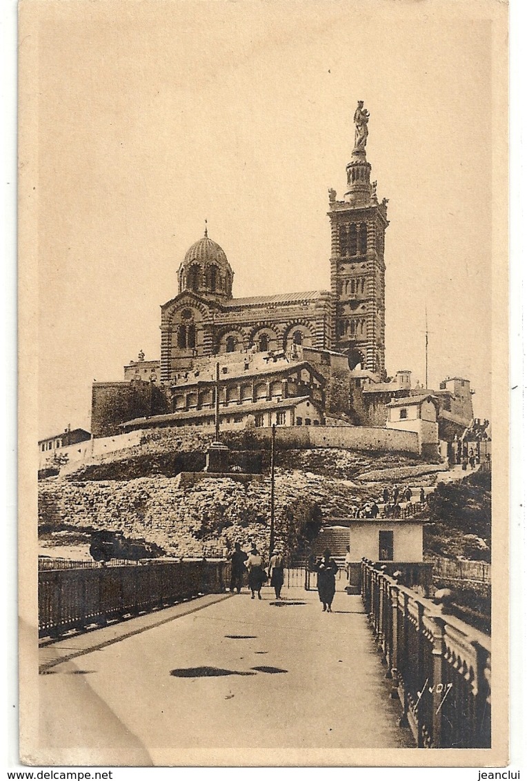 . MARSEILLE .46. NOTRE-DAME-DE-LA-GARDE . PLATE-FORME DES ASCENCEURS . CARTE NON ECRITE - Notre-Dame De La Garde, Funicular Y Virgen