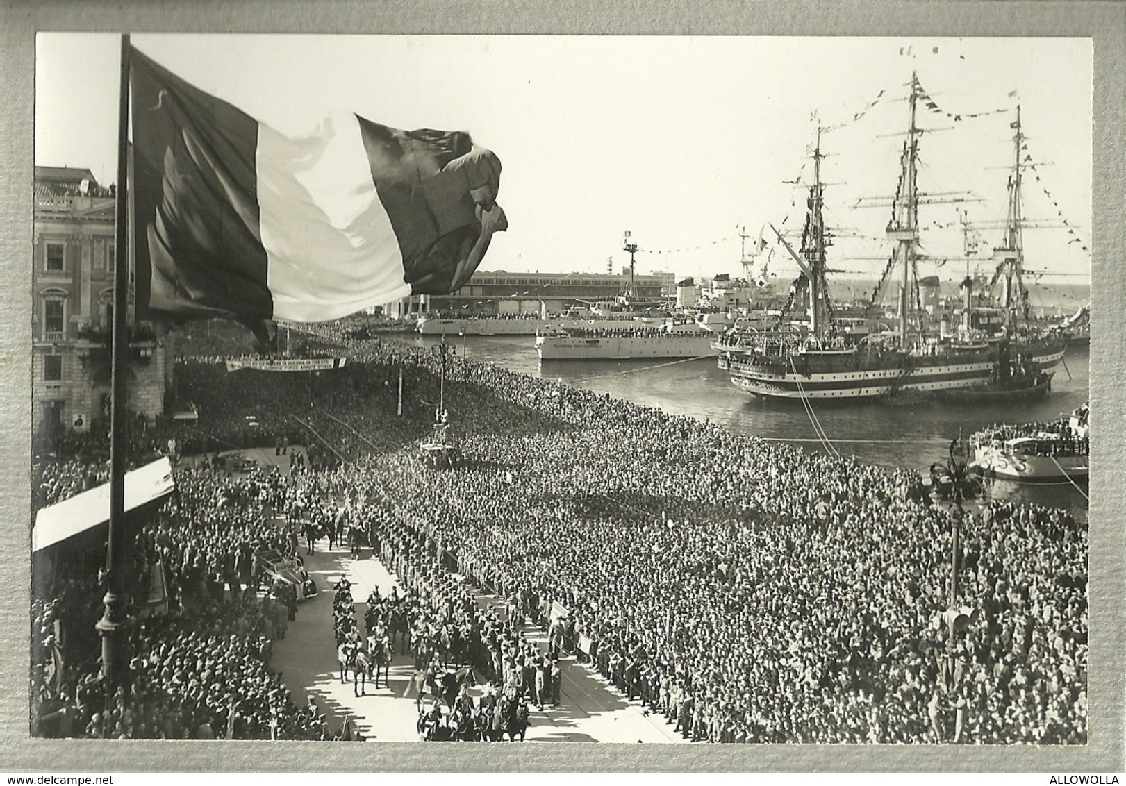 2694"PARATA DELLE FORZE ARMATE SULLE RIVE- 4/11/1954 - LA FOLLA FESTANTE PER IL RITORNO DI TRIESTE ALL'ITALIA" FOTO ORIG - Trieste