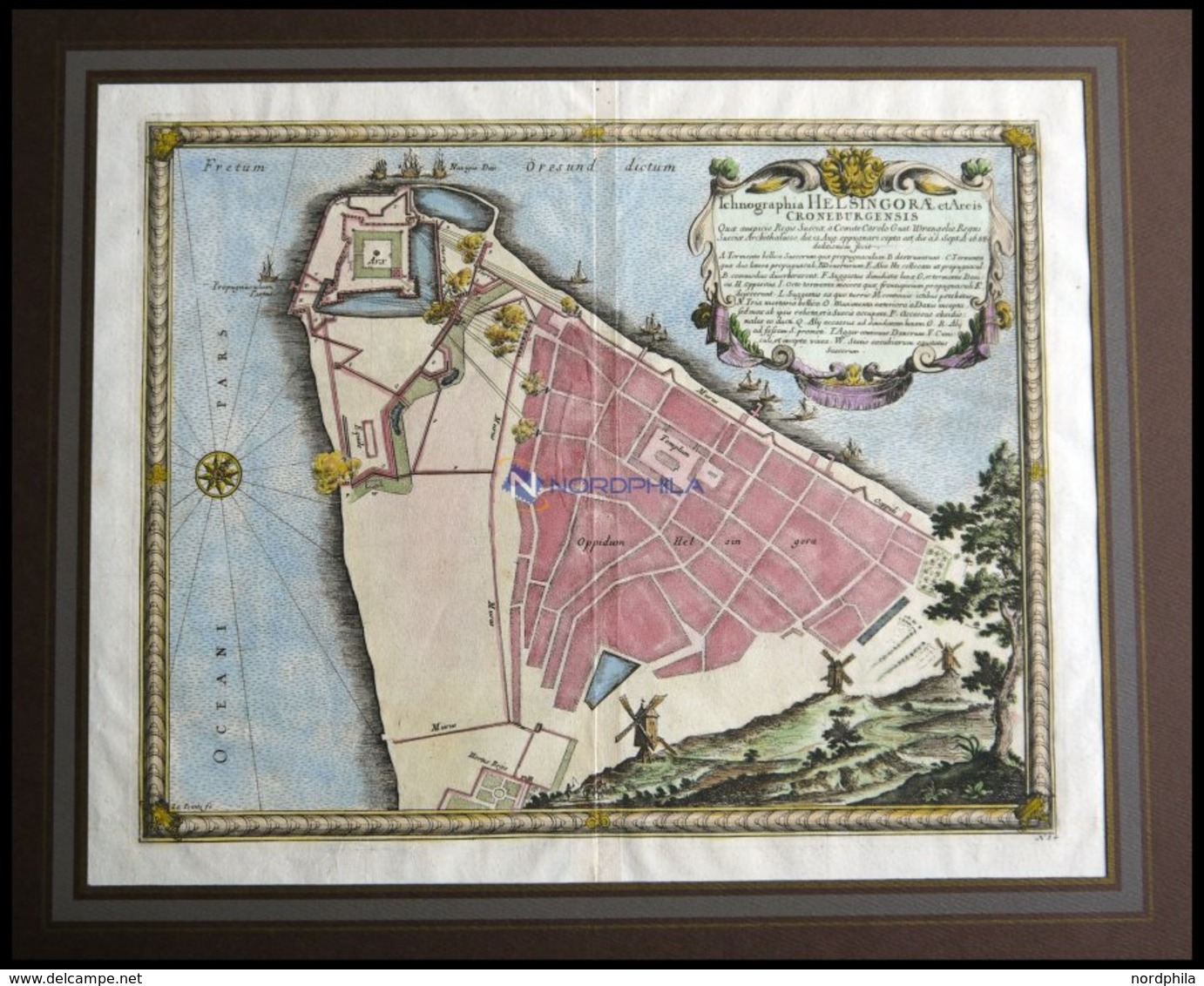 HELSINGØR, Sehr Dekoratiber Grundrißplan Der Stadt Und Der Festung Cronenburg - Auf Dem Öresund - Schlachtschiffe Der Sc - Lithographies