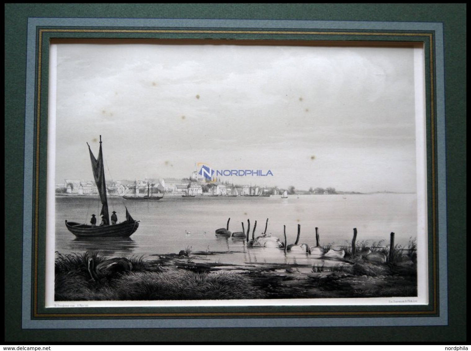 NYKÖBING (Nykjöbing Paa Falster), Gesamtansicht Vom Wasser Aus Gesehen Mit Segelschiffen Im Vordergrund, Lithographie Mi - Lithographien