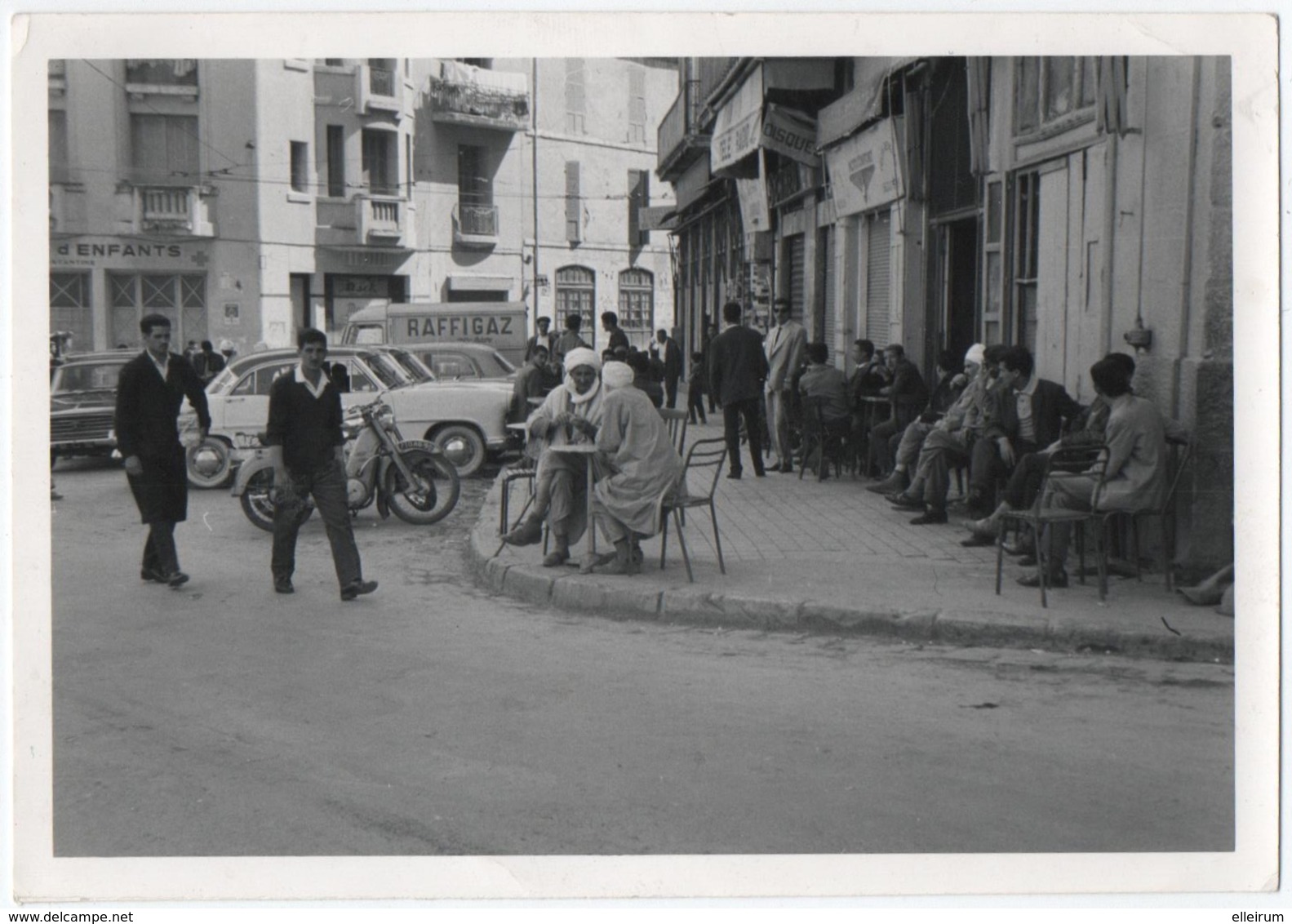 ALGERIE. PHOTO. CAFE. TERRASSE. PUBLICITE " RAFFIGAZ ' Sur TUBE CITROEN. A SITUER - Places