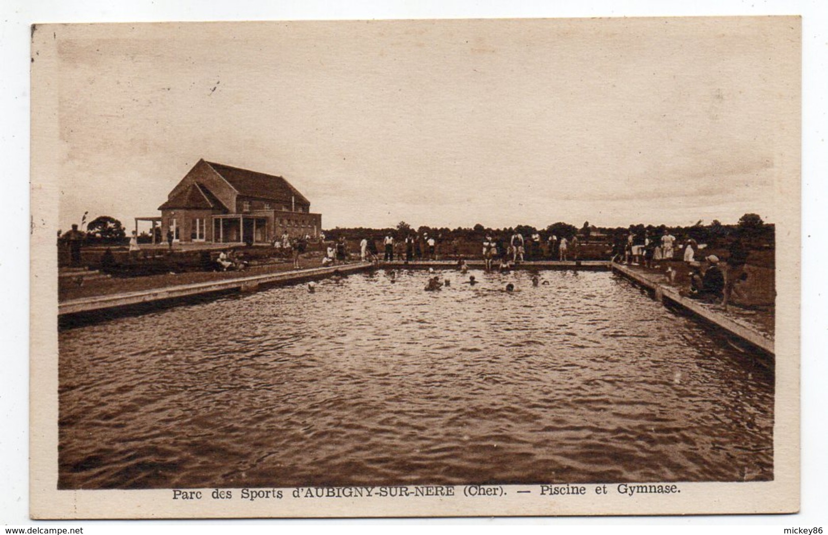 AUBIGNY SUR NERE -- 1948 --Parc Des Sports--Piscine Et Gymnase (animée) - Aubigny Sur Nere