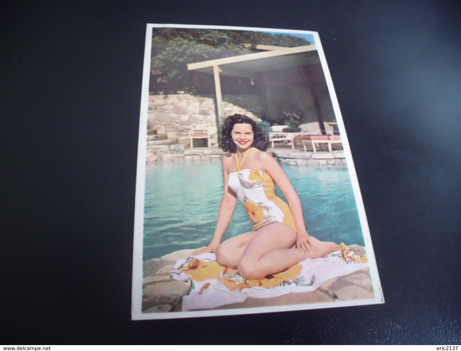 BELLE FEMME SEXY AU BORD D'UNE PISCINE - Pin-Ups