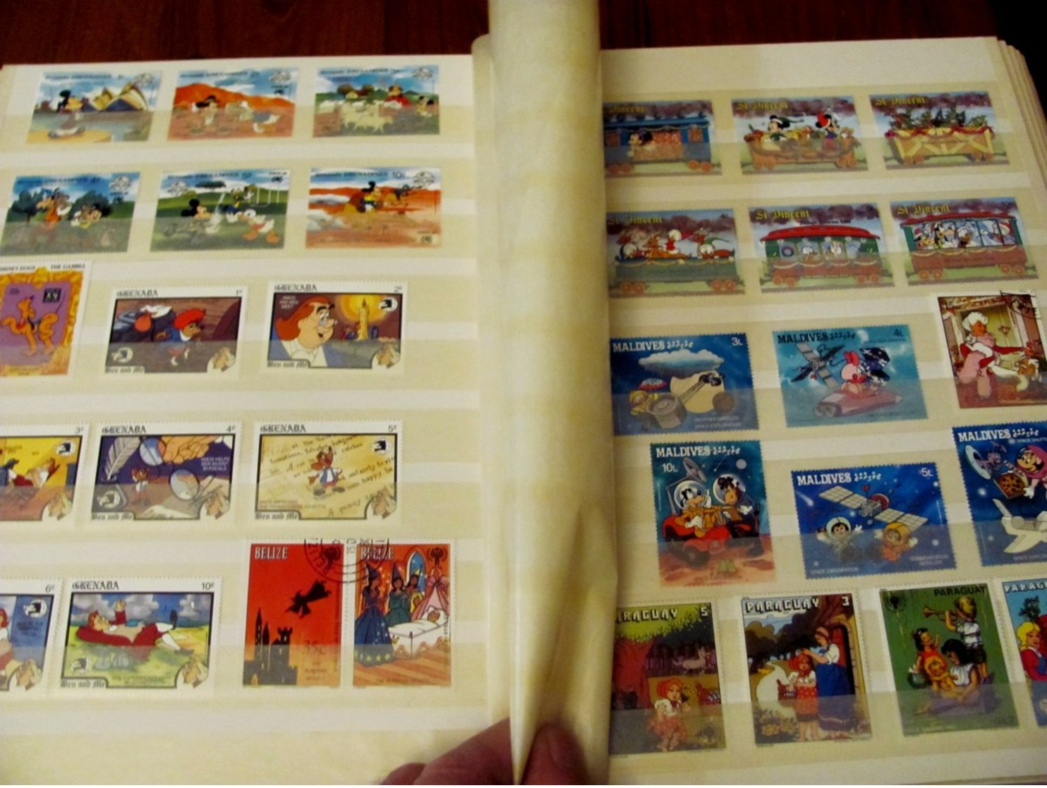 Carton With Stamps In Albums Eastate Many Stamps MNH** All As Shown - Vrac (min 1000 Timbres)