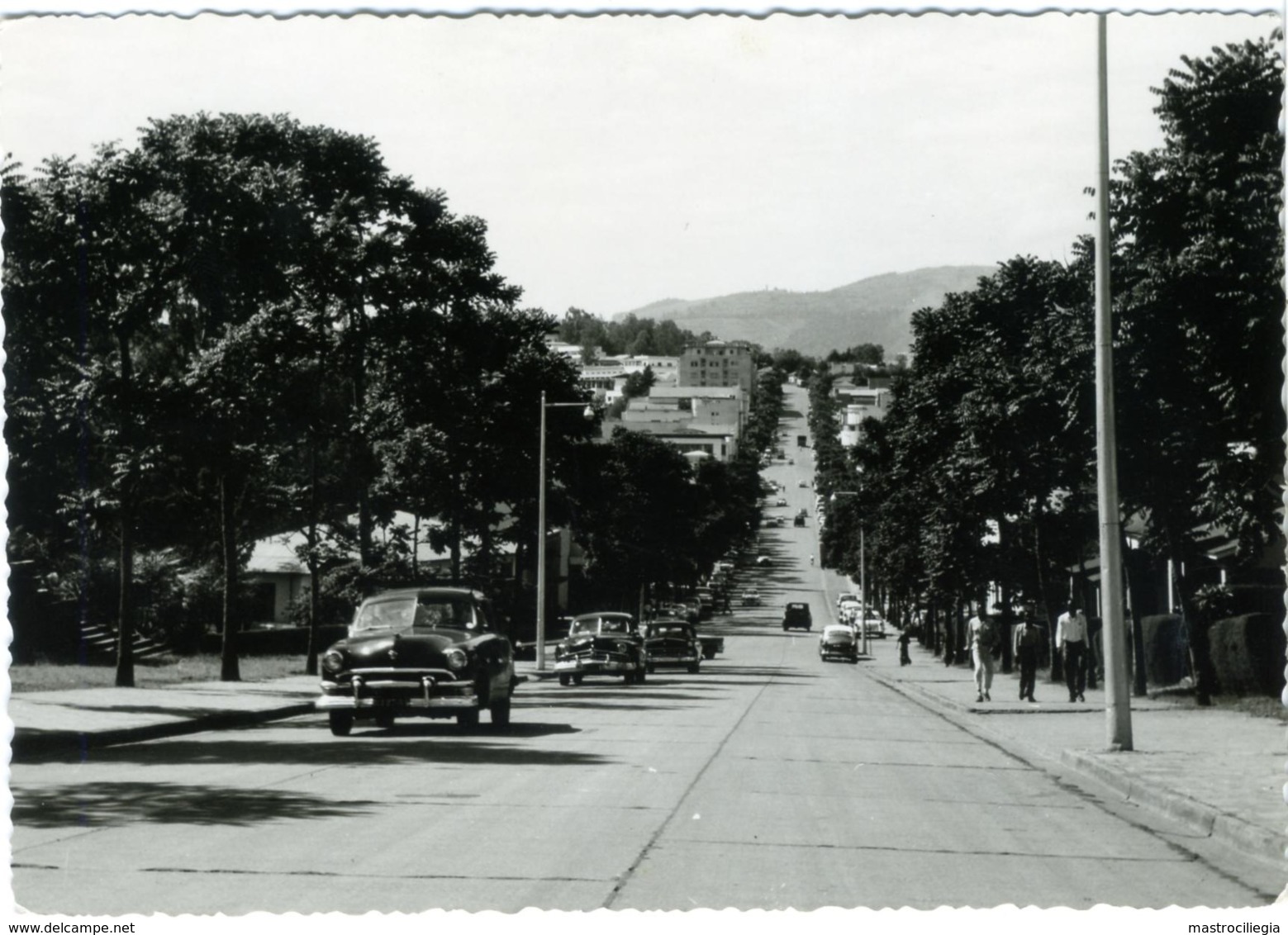 R D DU CONGO Ex ZAIRE  BUKAVU  COSTERMANSVILLE  Vue De La Rue Et Voiture  Gevaert - Congo Belga