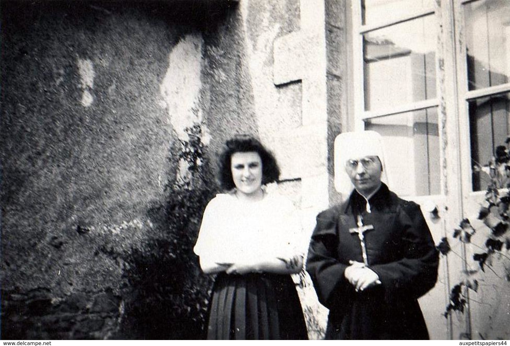 Photo Originale 2 Soeurs Au Conflit D'Orientation, Bonne Soeur à La Coiffe Contre Coiffure Banane Tendance Vers 1940 - Anonieme Personen