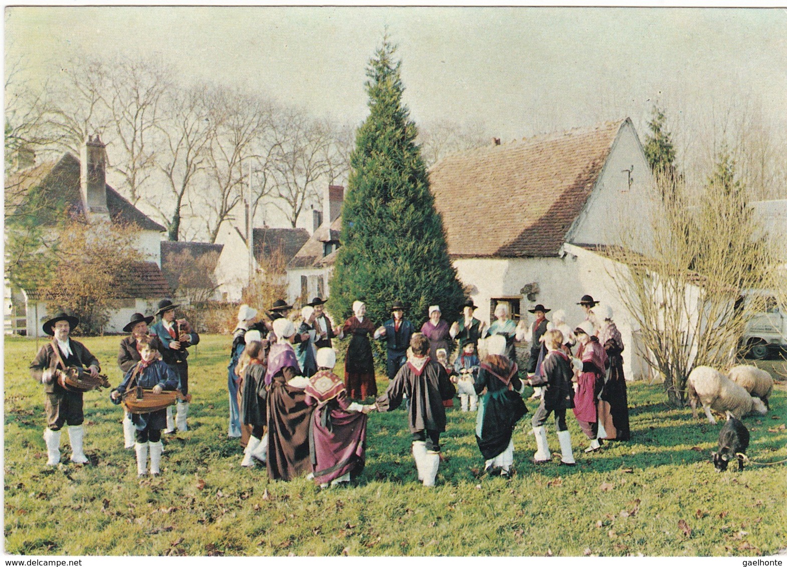 D988 GROUPE FOLKLORIQUE - LA BOURREE MEHUNOISE - Muziek