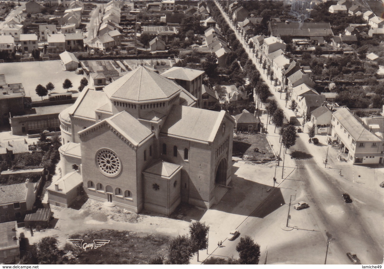 NANTES  Vue Du Ciel L EGLISE SAINTE THERESE Architecte Ménard Et Ferré Station Essence MOBIL Circulée Timbrée 1963 - Nantes