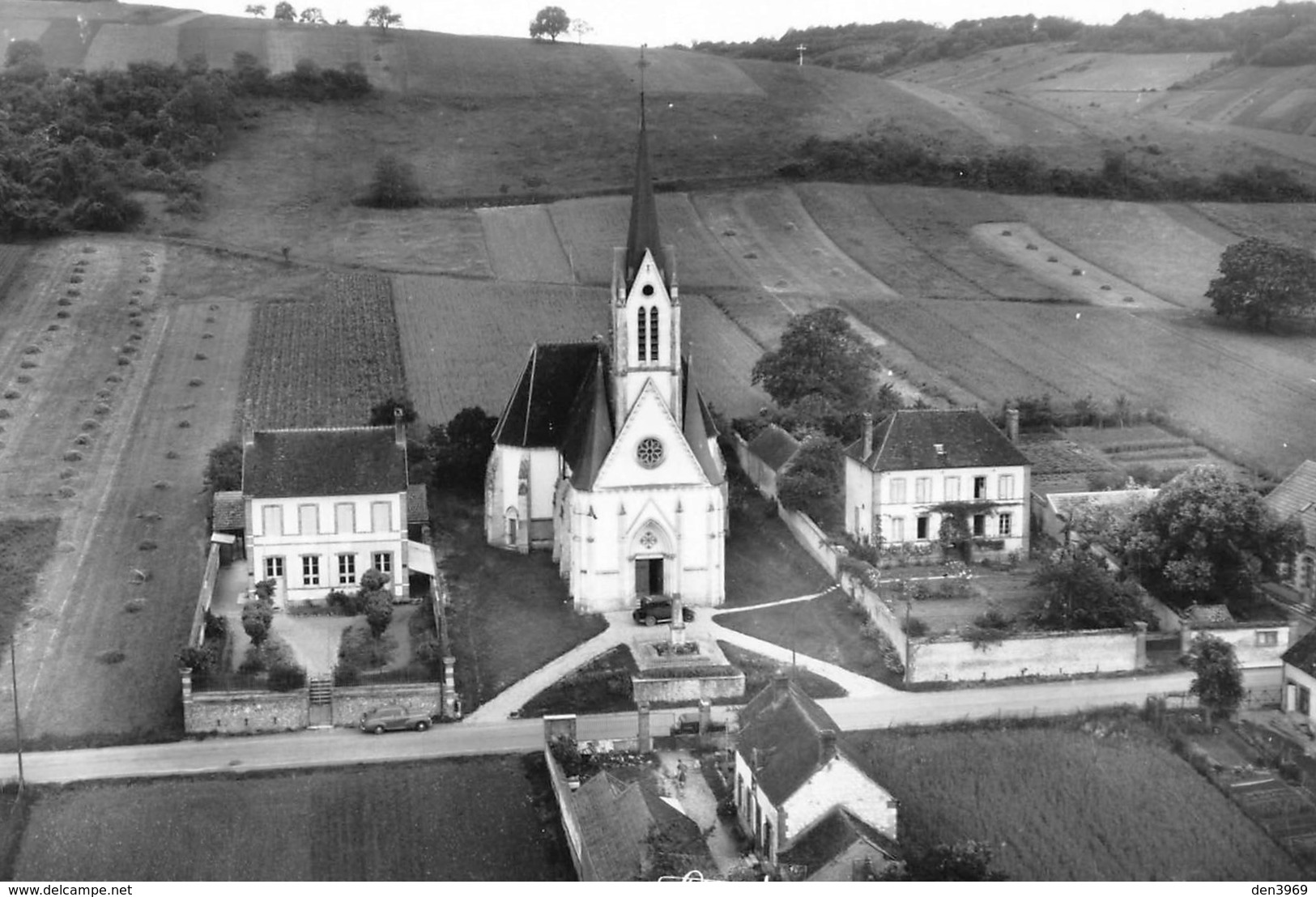 CHAMPVALLON - Vue Aérienne De L'Eglise, Les Ecoles Et Le Presbytère - Autres & Non Classés