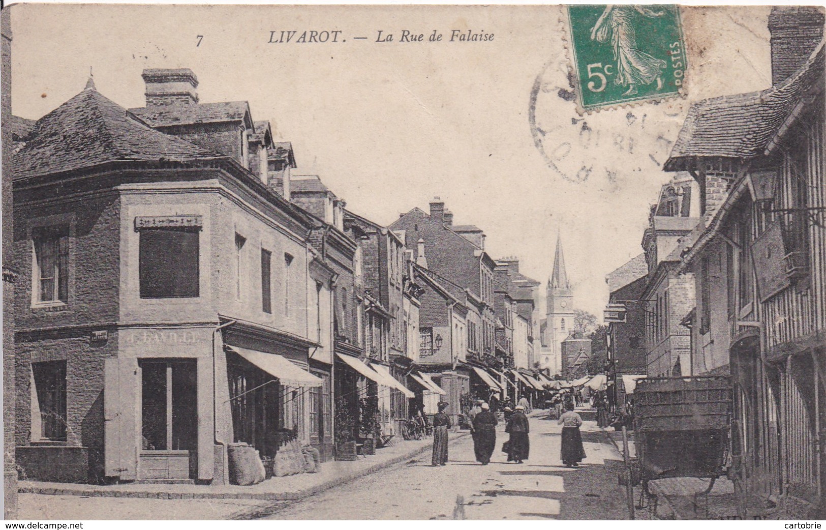 14 LIVAROT - La Rue De Falaise - Animée - En L'état - Livarot